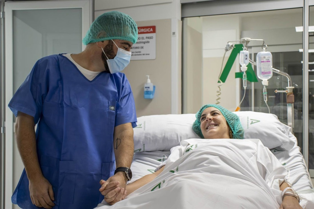 Una pareja se mira antes de entrar en quirófano (JUNTA DE ANDALUCÍA)