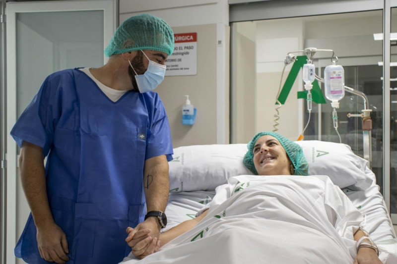 Una pareja se mira antes de entrar en quirófano (JUNTA DE ANDALUCÍA)