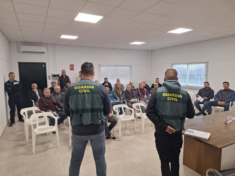 Guardias civiles del Equipo ROCA en una reunión de coordinación con guardas rurales (GUARDIA CIVIL) Guardias civiles del Equipo ROCA en una reunión de coordinación con guardas rurales (GUARDIA CIVIL)