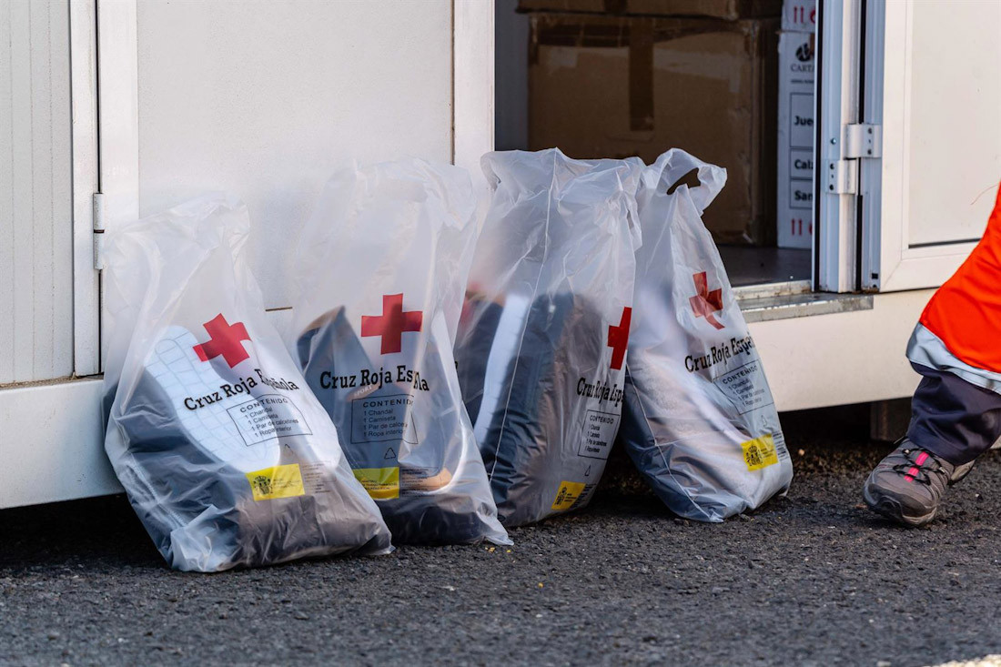 Imagen de archivo de varios kits de equipaje de Cruz Roja para los migrantes que llegan a España, en el Muelle de La Cebolla, a 1 de septiembre de 2021, en Lanzarote, Islas Canarias (EUROPA PRESS)
