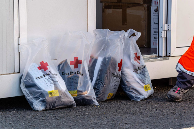 Imagen de archivo de varios kits de equipaje de Cruz Roja para los migrantes que llegan a España, en el Muelle de La Cebolla, a 1 de septiembre de 2021, en Lanzarote, Islas Canarias (EUROPA PRESS) Imagen de archivo de varios kits de equipaje de Cruz Roja para los migrantes que llegan a España, en el Muelle de La Cebolla, a 1 de septiembre de 2021, en Lanzarote, Islas Canarias (EUROPA PRESS)