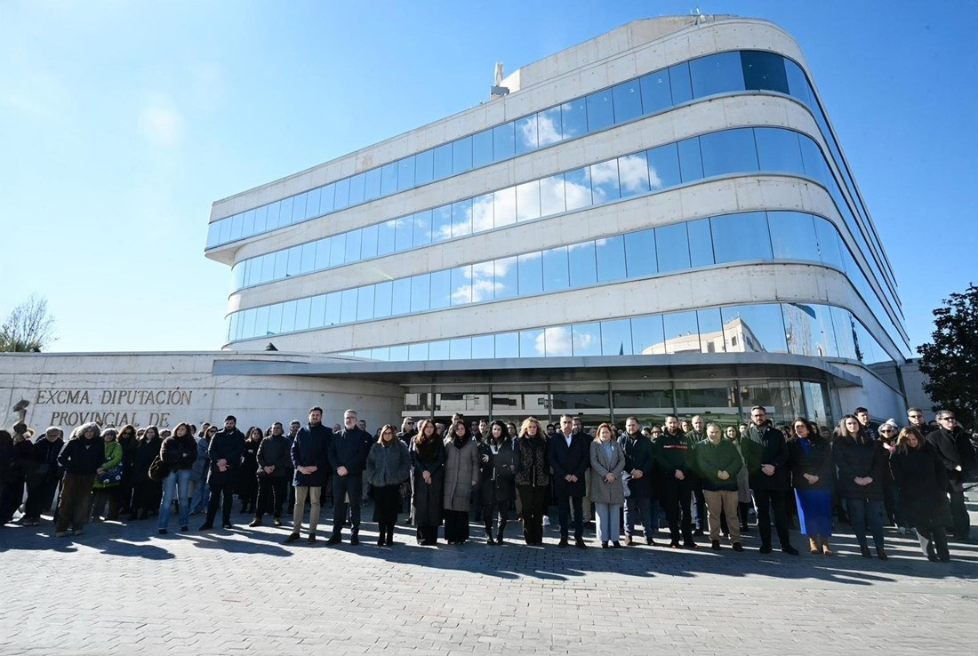 Minuto de silencio a las puertas de la Diputación de Granada por el accidente ferroviario en Adamuz (DIPUTACIÓN DE GRANADA)