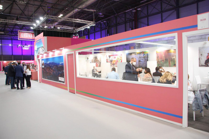 Zona de trabajo en el stand de Granada en Fitur en 2021 (DIPUTACIÓN DE GRANADA)