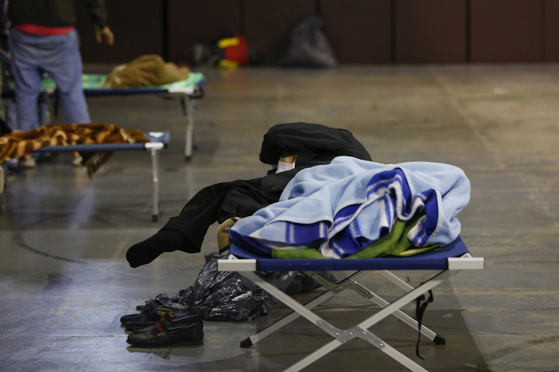 LLegada de personas sin hogar al Palacio de deportes de Granada el 27 de marzo del 2020. Archivo (ÁLEX CÁMARA - EUROPA PRESS)