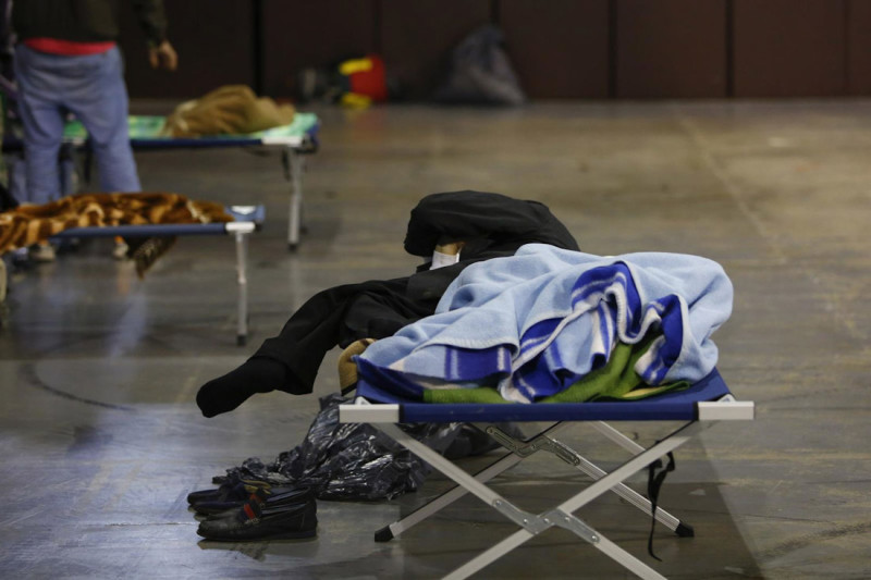 LLegada de personas sin hogar al Palacio de deportes de Granada el 27 de marzo del 2020. Archivo (ÁLEX CÁMARA - EUROPA PRESS)