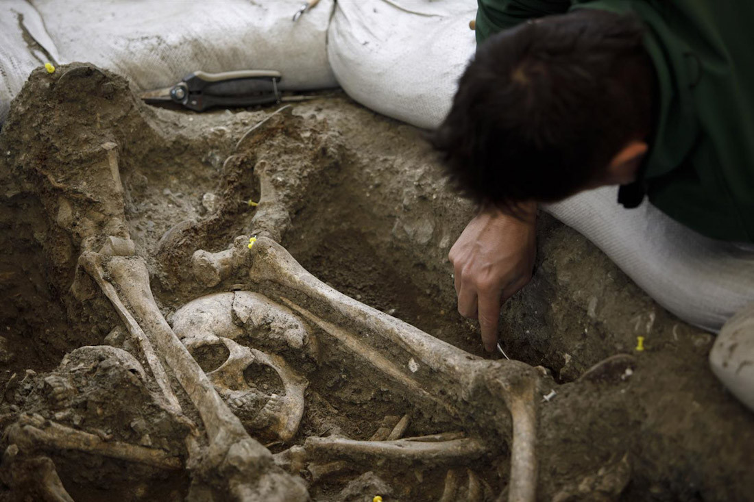 Trabajos en una fosa común. Archivo (ÁLEX CÁMARA - EUROPA PRESS)