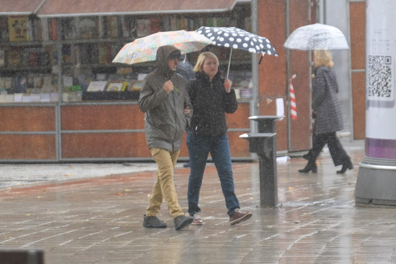 Varias personas pasean por las calles de Granada bajo la lluvia (GP MEDIA)