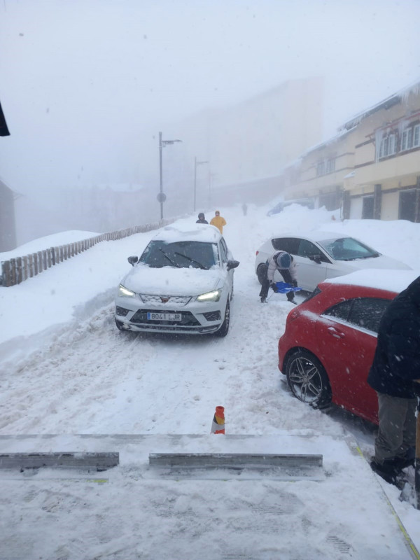 Vehículos en la estación de esquí de Sierra Nevada este pasado domingo 9EUROPA PRESS)