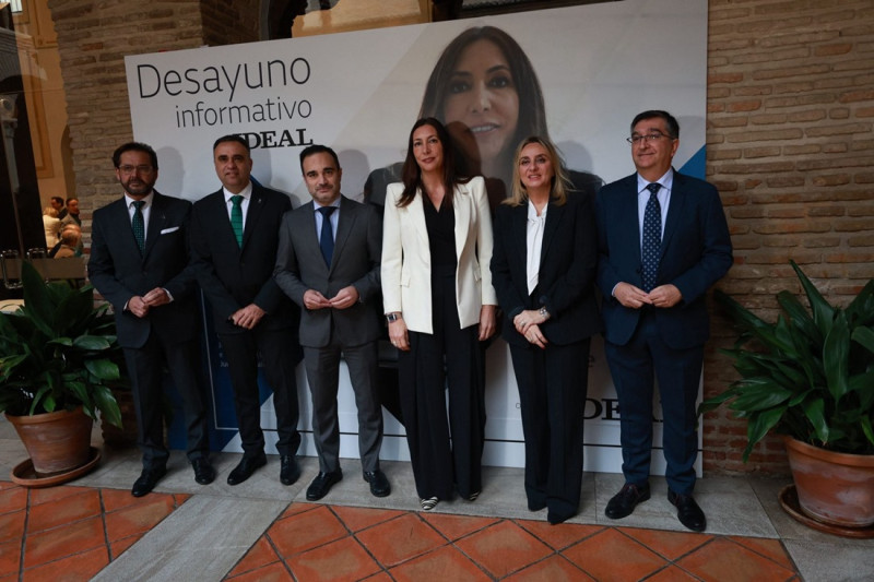 Participantes en el desayuno informativo (JUNTA)