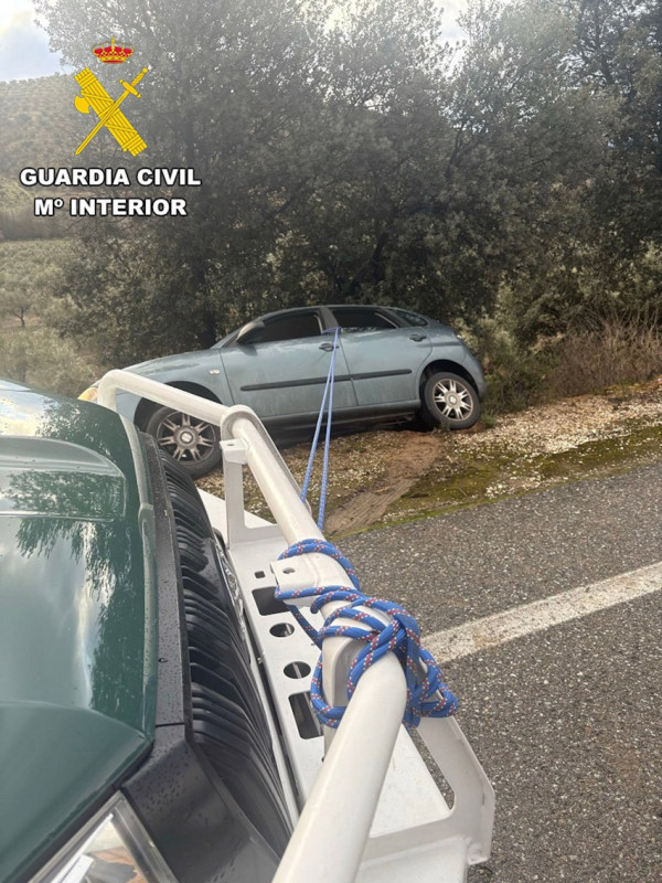 Rescate de vehículo volcado en Moclín (GUARDIA CIVIL)