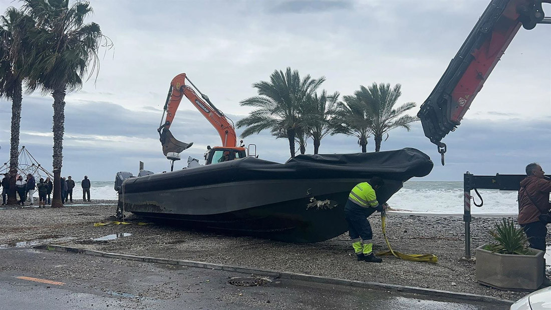 Narcolancha varada en la playa de la Herradura, en Almuñécar (AYUNTAMIENTO DE ALMUÑÉCAR)