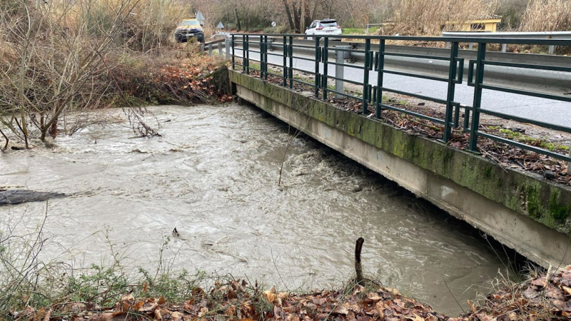 El río Aguas Blancas aumenta su caudal tras las lluvias y el desembalse de la presa de Quéntar (JUNTA DE ANDALUCÍA) El río Aguas Blancas aumenta su caudal tras las lluvias y el desembalse de la presa de Quéntar (JUNTA DE ANDALUCÍA)