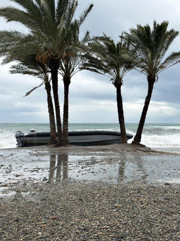 Una de las narcolanchas varadas en Almuñécar por el temporal (AYUNTAMIENTO DE ALMUÑÉCAR) Una de las narcolanchas varadas en Almuñécar por el temporal (AYUNTAMIENTO DE ALMUÑÉCAR)