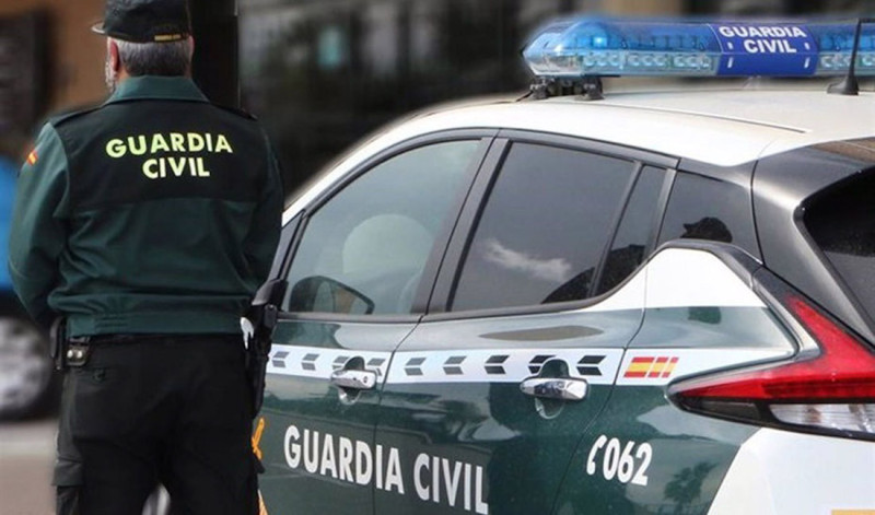 Un agente de la Guardia Civil junto a un vehículo oficial. Imagen de archivo (GUARDIA CIVIL) Un agente de la Guardia Civil junto a un vehículo oficial. Imagen de archivo (GUARDIA CIVIL)