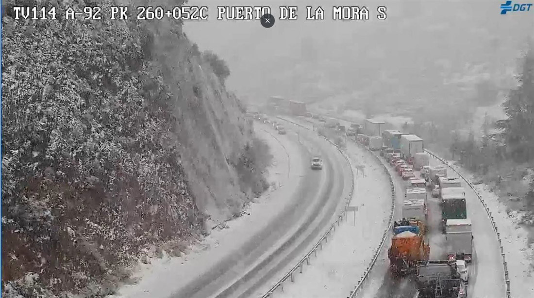 Tramo en el que se ha cortado el puerto de la Mora, en Granada, por nieve. (DGT)