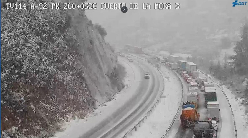 Tramo en el que se ha cortado el puerto de la Mora, en Granada, por nieve. (DGT) Tramo en el que se ha cortado el puerto de la Mora, en Granada, por nieve. (DGT)