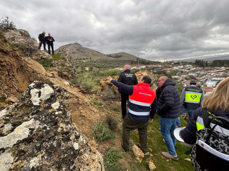 El diputado de Emergencias de Granada, Eduardo Martos, junto a técnicos de la Diputación, en una visita reciente a la zona de Pinos Puente con desprendimientos por el temporal (DIPUTACIÓN DE GRANADA)