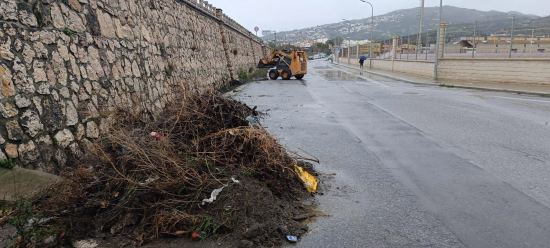 Trabajos de reparación tras los efectos del temporal en Salobreña, en la costa de Granada, la semana pasada (AYUNTAMIENTO)