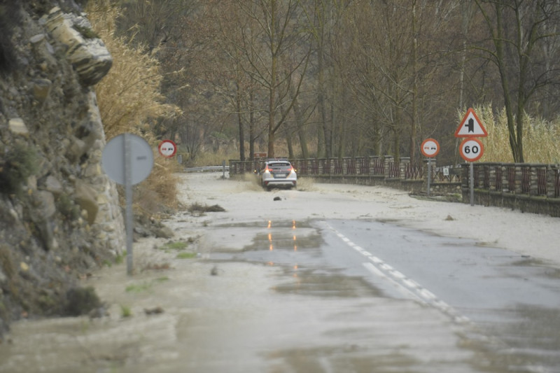 Carretera inundada en Pinos Genil (GPMEDIA) Carretera inundada en Pinos Genil (GPMEDIA)