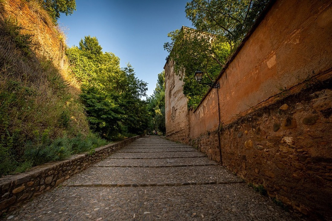 Imagen de archivo de la cuesta de los Chinos en la Alhambra (AYUNTAMIENTO DE GRANADA)
