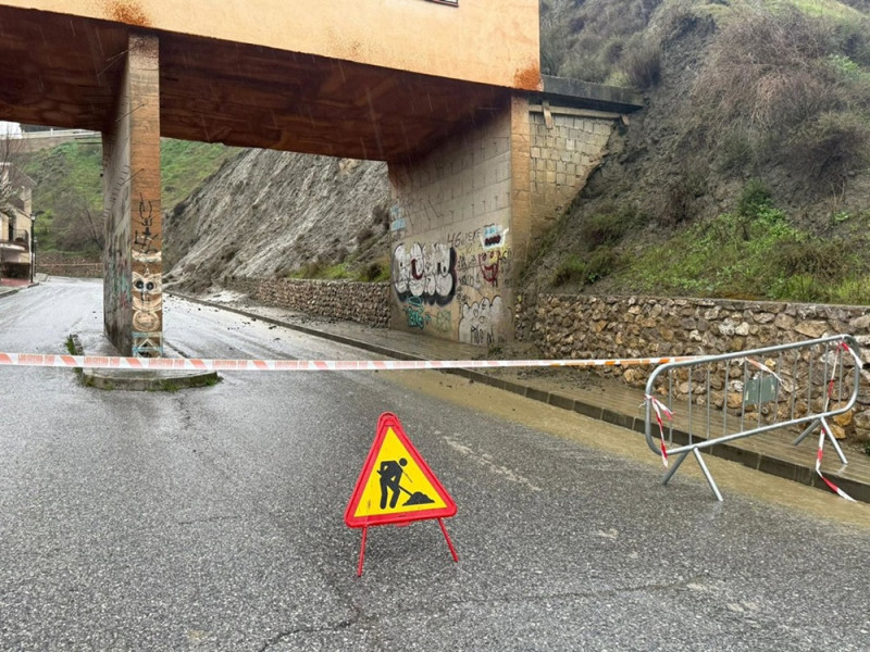 Corte de la calle de la Paz en Cenes por desprendimientos (AYUNTAMIENTO DE CENES DE LA VEGA)