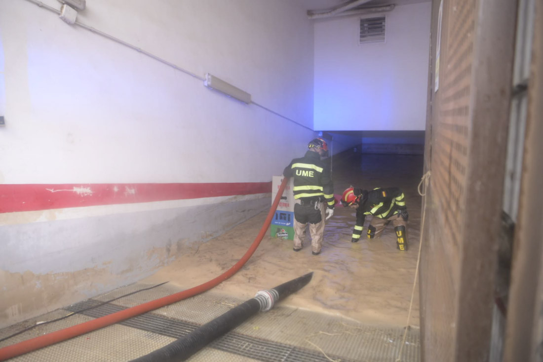 Operativos de la UME ayudan a achicar agua en unas cocheras de Huétor Tájar (GP MEDIA)