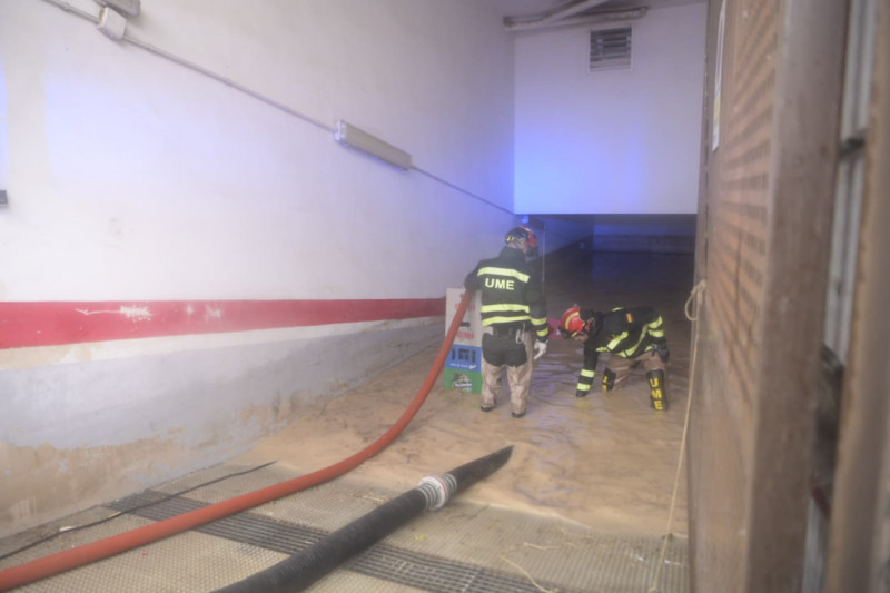 Operativos de la UME ayudan a achicar agua en unas cocheras de Huétor Tájar (GP MEDIA)