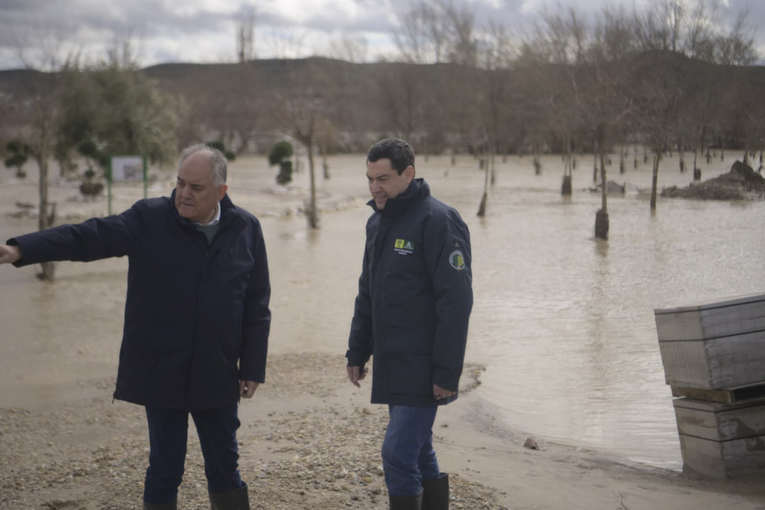 El presidente de la Junta, Juanma Moreno, junto al alcalde de Huétor Tájar, Fernando Delgado (GPMEDIA)