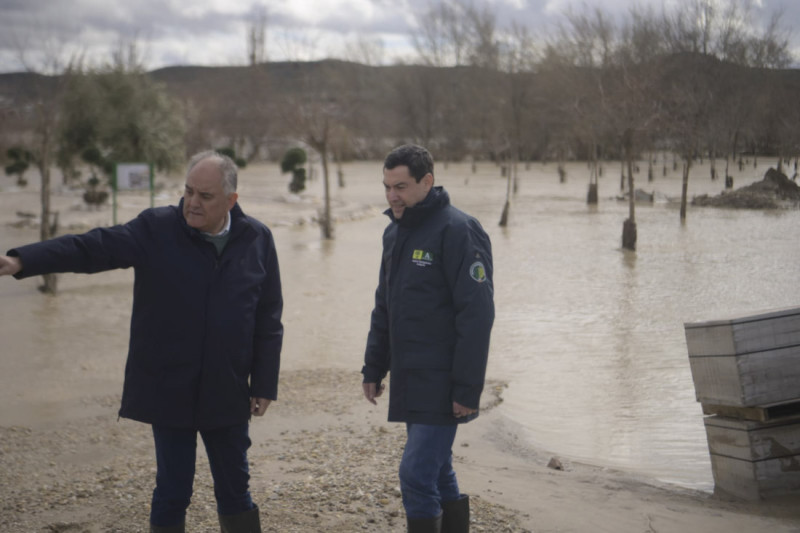 El presidente de la Junta, Juanma Moreno, junto al alcalde de Huétor Tájar, Fernando Delgado (GPMEDIA)