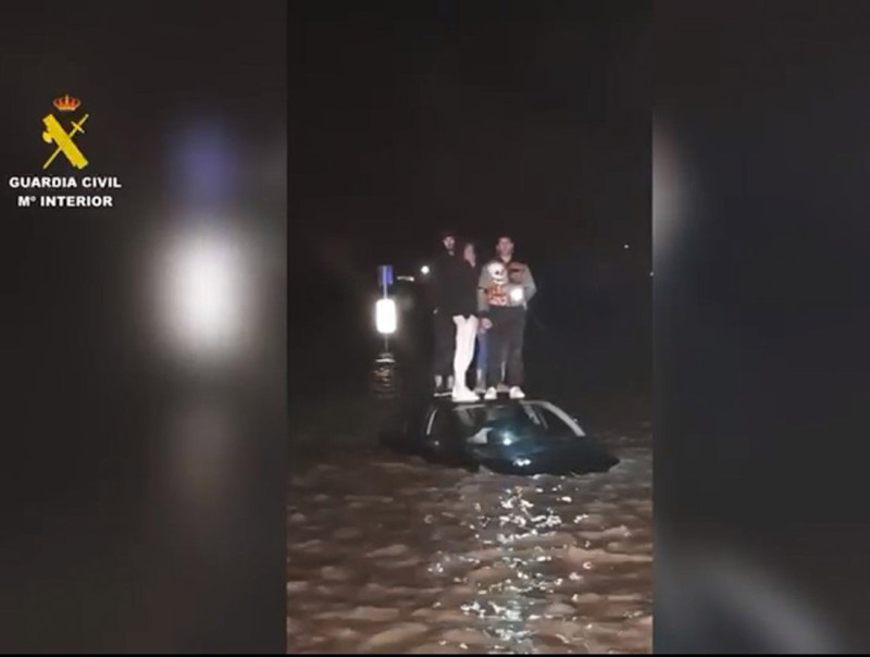 Imagen del rescate de cuatro jóvenes en Huétor Tájar (Granada) la noche del 5 de febrero (GUARDIA CIVIL)