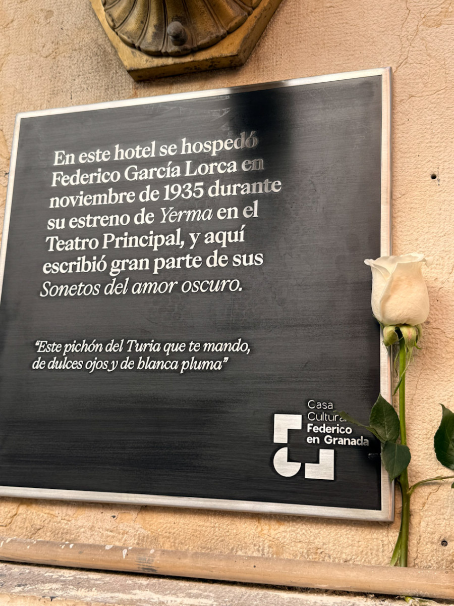Placas dedicada a Lorca en el Hotel One Shot Reina Victoria (APDI GROUP)