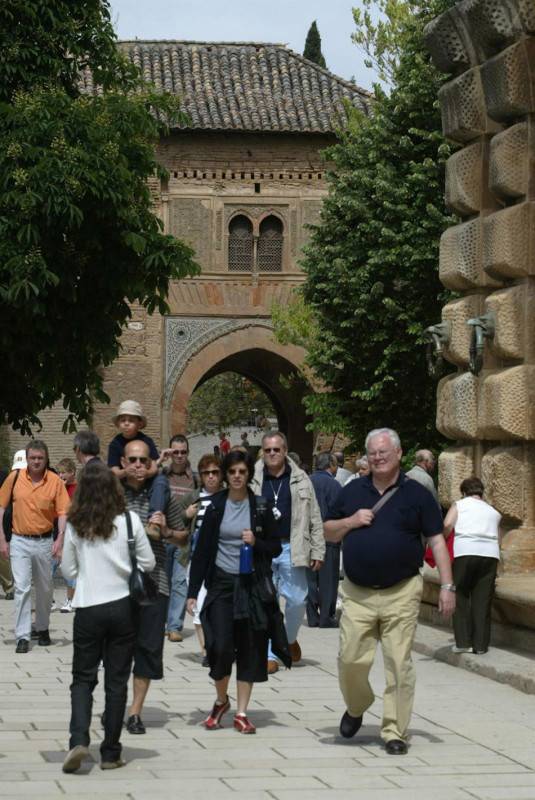 Turistas en la Alhambra, en imagen de archivo (EUROPA PRESS)