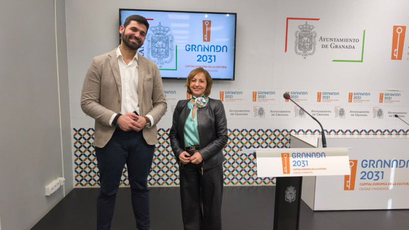 La concejala de Política Social, Familia, Discapacidad y Mayores, Amparo Arrabal, (d), en una imagen de archivo (EUROPA PRESS)