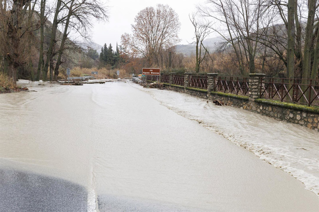 Imagen de carretera cortada al inundarse por el desbordamiento del río Aguas Blancas tras el paso de la borrasca Leonardo la semana pasada (ÁLEX CÁMARA - EUROPA PRESS)