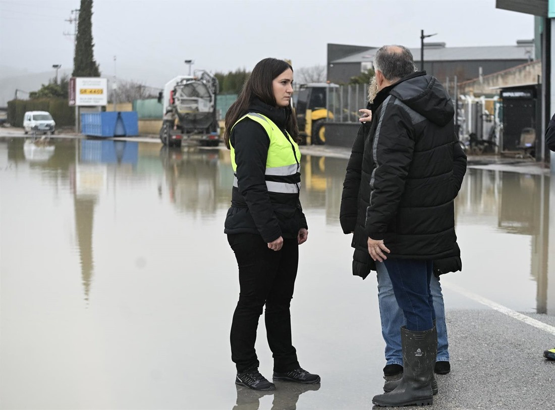 La diputada de Presidencia, María Vera, en su visita a Huétor Tájar (Granada) con motivo de las últimas lluvias (DIPUTACIÓN DE GRANADA)