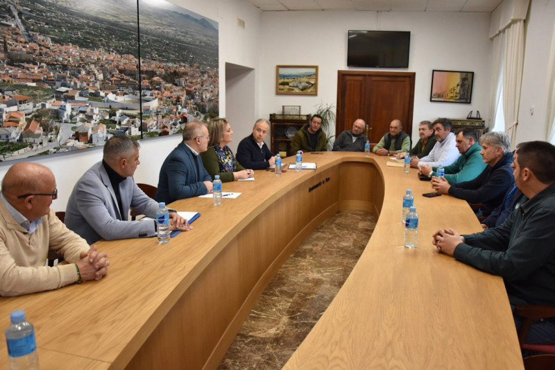 Reunión de la Junta y el Ayuntamiento de Baza con comunidades de regantes de la comarca (AYUNTAMIENTO)
