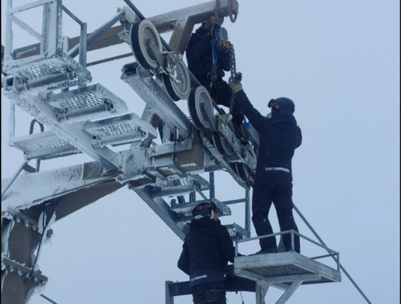 Operarios de Cetursa trabajan en esta imagen de archivo en poleas dañadas por el hielo (SIERRA NEVADA) Operarios de Cetursa trabajan en esta imagen de archivo en poleas dañadas por el hielo (SIERRA NEVADA)