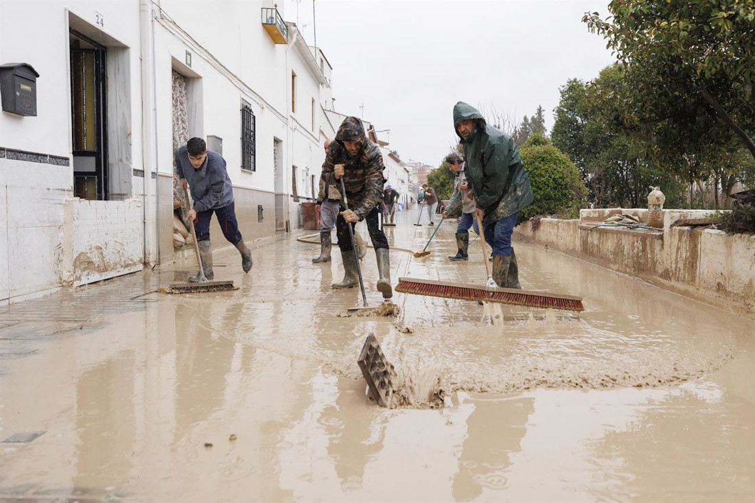 Vecinos de Villanueva Mesía (Granada) se afanan en sacar el agua y barro de sus casas tras la crecida del Río Genil por el paso de la borrasca 'Leonardo' (ÁLEX CÁMARA / EUROPA PRESS)