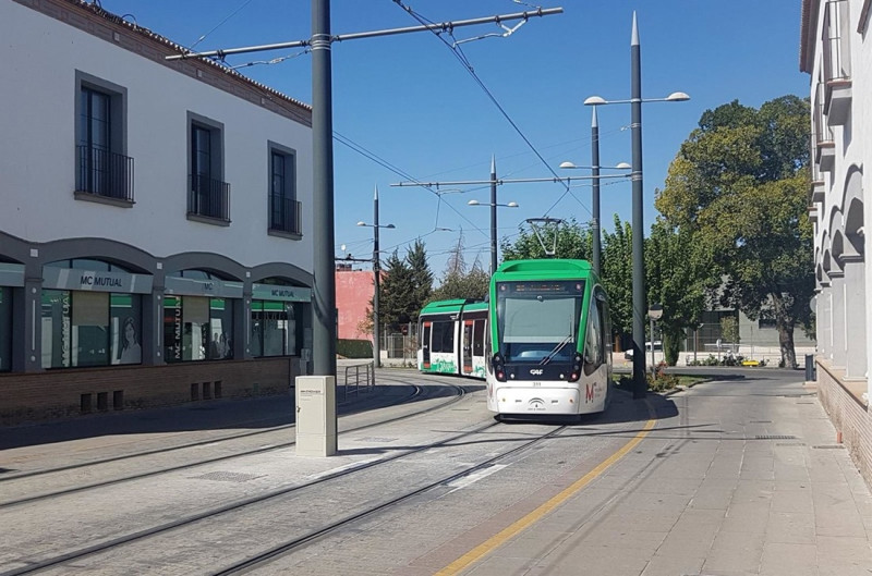 Imagen de archivo del Metro de Granada en la avenida Fernando de los Ríos en Armilla (JUNTA DE ANDALUCÍA) Imagen de archivo del Metro de Granada en la avenida Fernando de los Ríos en Armilla (JUNTA DE ANDALUCÍA)