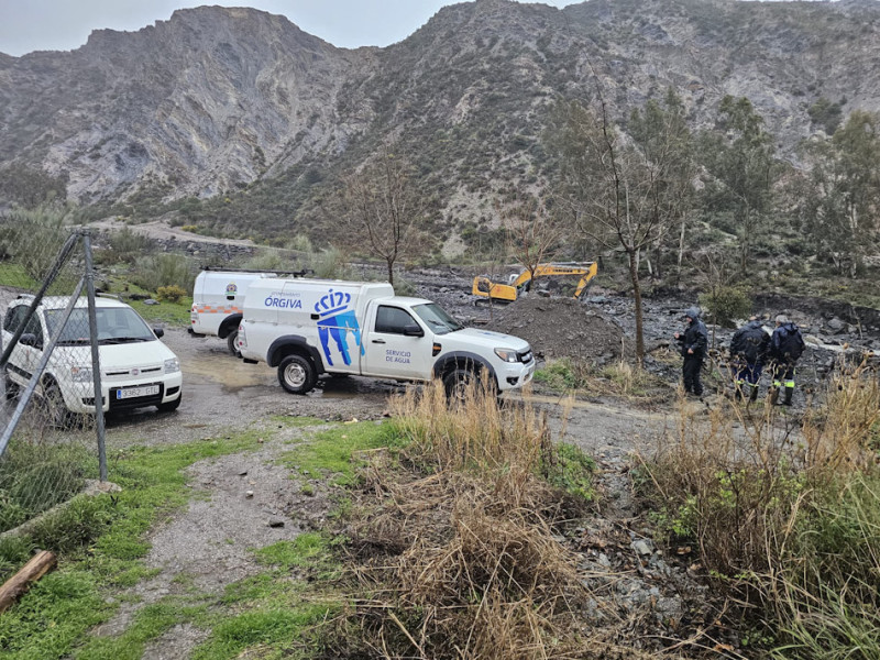 Operarios municipales trabajando para reparar la avería (AYTO. ÓRGIVA?