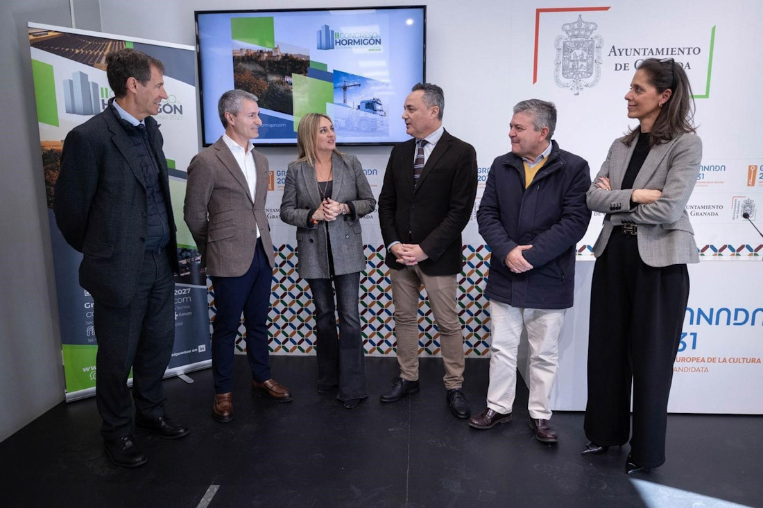 La alcaldesa de Granada, Marifrán Carazo, en el centro en la imagen en la presentación del II Congreso del Hormigón (AYUNTAMIENTO)