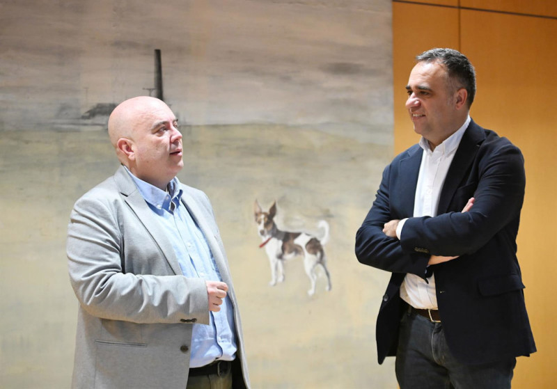 El periodista Fernando Argüelles y el presidente de la Diputación de Granada, Francis Rodríguez (DIPUTACIÓN DE GRANADA)