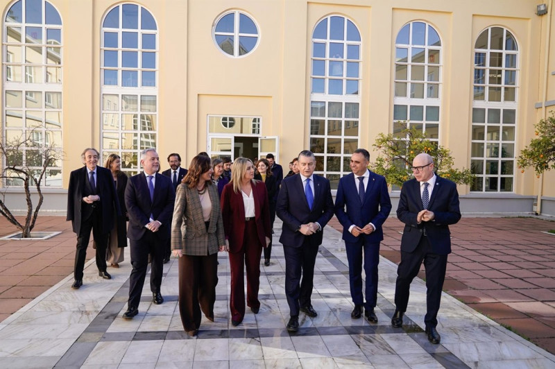 El consejero de Sanidad, Presidencia y Emergencias, Antonio Sanz (3d), junto con la consejera de Fomento, Articulación del Territorio y Vivienda, Rocío Díaz (1i), y la alcaldesa de Granada, Marifrán Carazo (2i)(ARSENIO ZURITA / EUROPA PRESS)
