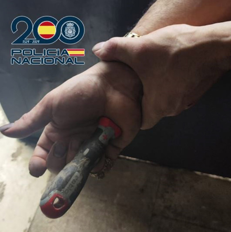 Destornillador incrustado en la mano de uno de los detenidos (POLICÍA NACIONAL) Destornillador incrustado en la mano de uno de los detenidos (POLICÍA NACIONAL)