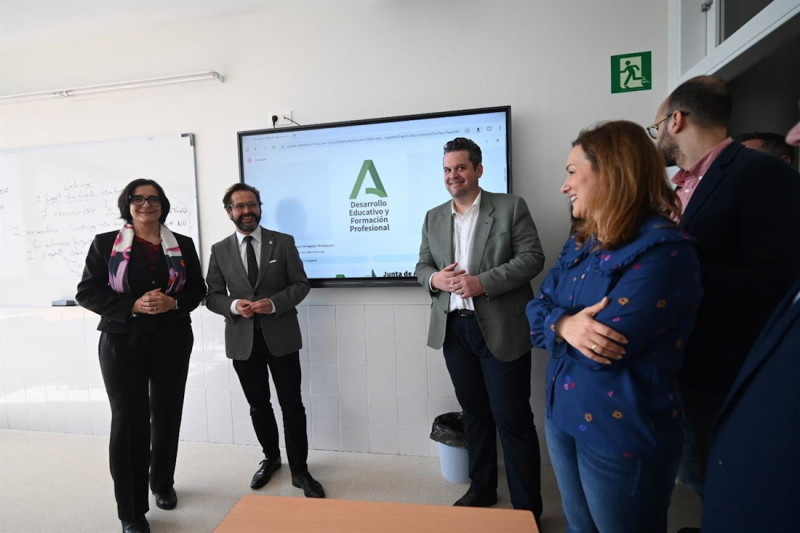 Desde la izquierda los delegados de Desarrollo Educativo y de Gobierno de la Junta en Granada, María José Martín y Antonio Granados, y el alcalde de Maracena, Carlos Porcel (JUNTA) Desde la izquierda los delegados de Desarrollo Educativo y de Gobierno de la Junta en Granada, María José Martín y Antonio Granados, y el alcalde de Maracena, Carlos Porcel (JUNTA)