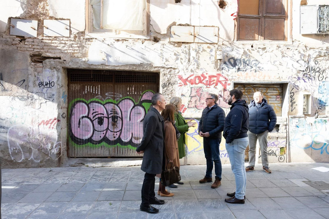 Visita de Vox con su portavoz en el Parlamento de Andalucía, Manuel Gavira, a Granada capital