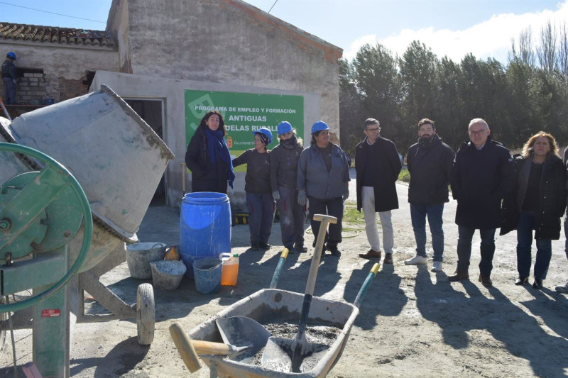 El delegado de Empleo, Empresa y Trabajo Autónomo de la Junta en Granada, Javier Martín Cañizares, y el alcalde de Baza, Pedro Ramos, visitan la escuela rural del barrio Perchel (JUNTA DE ANDALUCÍA)