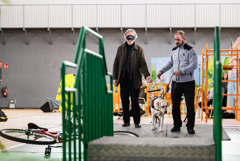 Demostración de la cita 'Mucho más que un perro' con el delegado de Sanidad, Indalecio Sánchez-Montesinos, a la izquierda en la imagen (ONCE) Demostración de la cita 'Mucho más que un perro' con el delegado de Sanidad, Indalecio Sánchez-Montesinos, a la izquierda en la imagen (ONCE)