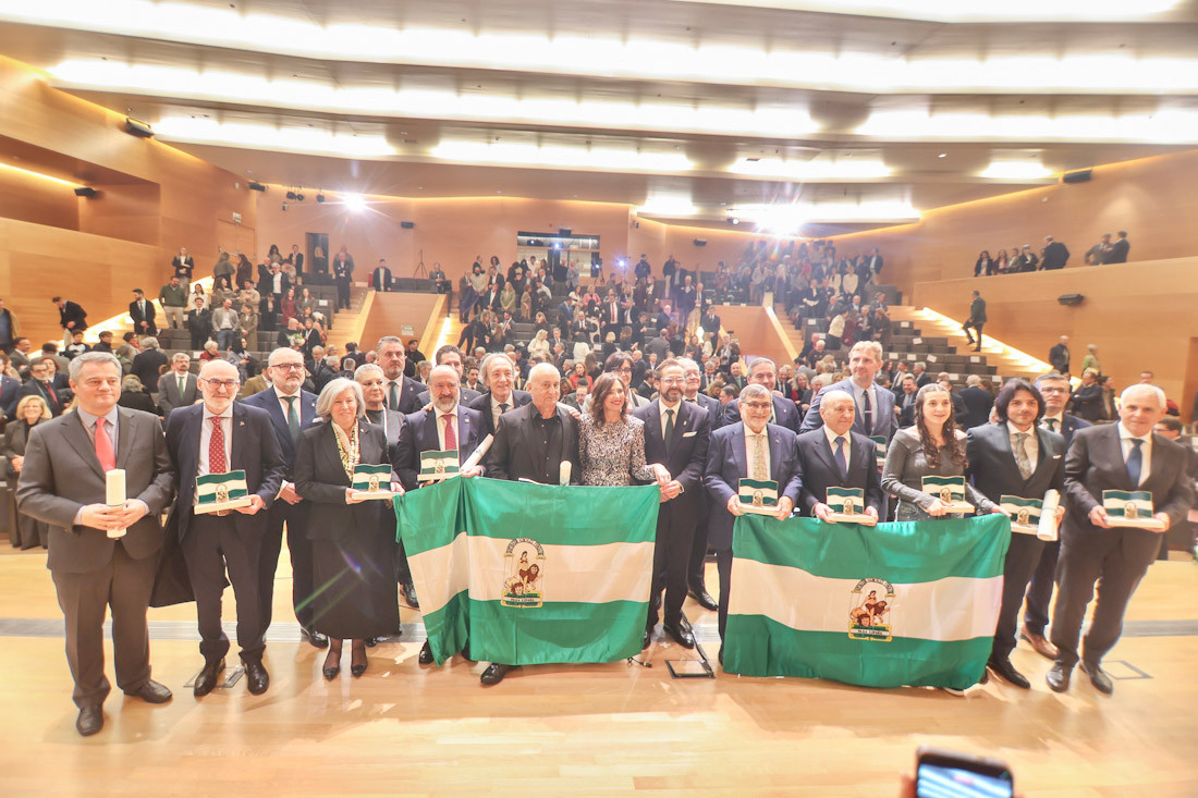 Foto de familia de los galardonados con la bandera de Andalucía (GPMEDIA)