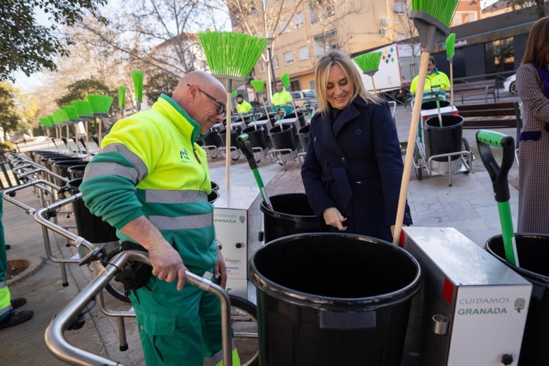La alcaldesa de Granada, Marifrán Carazo, ha presentado novedades en el servicio de limpieza (AYUNTAMIENTO)